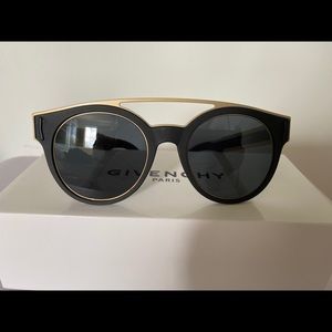 Givenchy GV 7017/N/S sunglasses Unisex